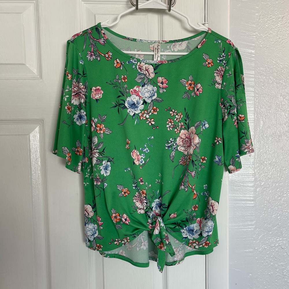 Perseption concept blouse in Green with knot in the front - Size L